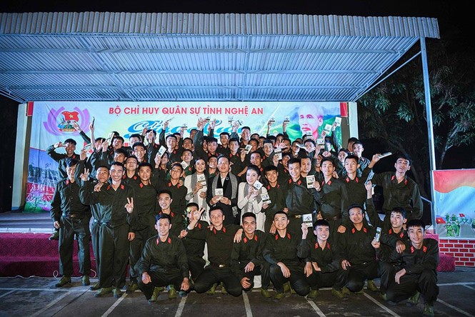 Ngọc Hân, Huyền My rạng rỡ với áo dài trắng giao lưu cùng các chiến sĩ - ảnh 11