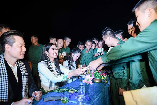 Ngọc Hân, Huyền My rạng rỡ với áo dài trắng giao lưu cùng các chiến sĩ - ảnh 12