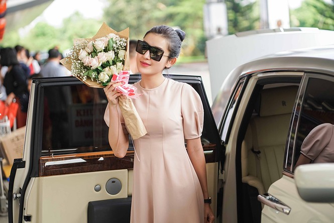Dàn Hoa hậu, Á hậu Việt được tặng hoa 8/3 ngay tại sân bay - ảnh 3