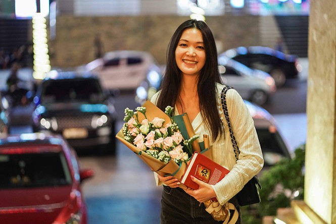 Dàn Hoa hậu, Á hậu Việt được tặng hoa 8/3 ngay tại sân bay - ảnh 5