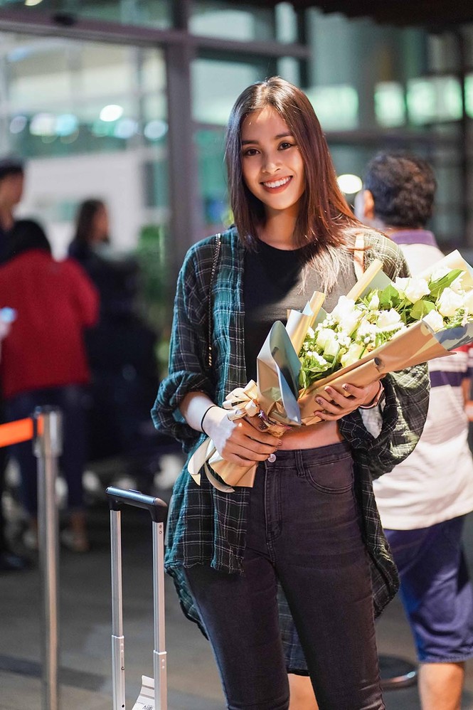 Dàn Hoa hậu, Á hậu Việt được tặng hoa 8/3 ngay tại sân bay - ảnh 6
