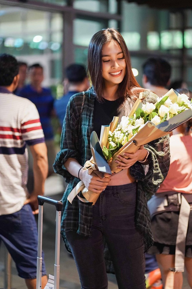 Dàn Hoa hậu, Á hậu Việt được tặng hoa 8/3 ngay tại sân bay - ảnh 7