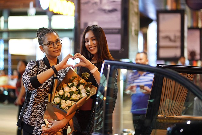 Dàn Hoa hậu, Á hậu Việt được tặng hoa 8/3 ngay tại sân bay - ảnh 10
