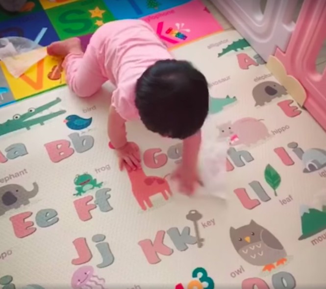 Hoa hậu Thu Thảo khoe clip con gái đáng yêu gần 1 năm tuổi - ảnh 1
