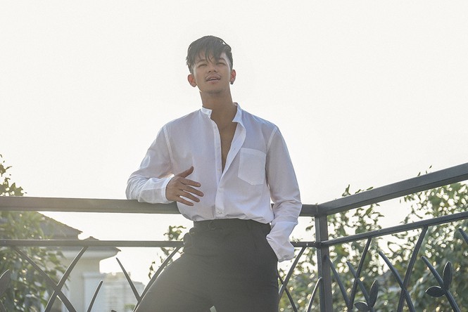 Trọng Hiếu khoe sáu múi bên 'cô gái lạ' trong MV dịp Valentine trắng - ảnh 1