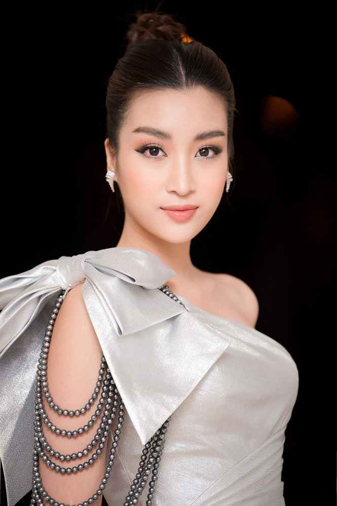 Hoa hậu Mỹ Linh đẹp tựa 'nữ thần' với váy lệch vai khi làm giám khảo - ảnh 3