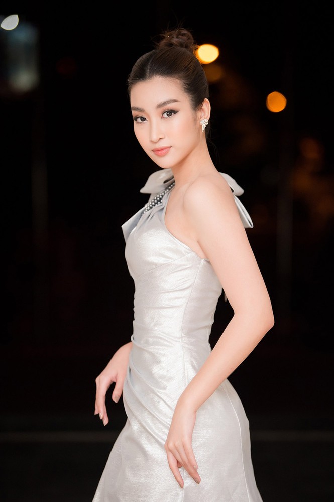Hoa hậu Mỹ Linh đẹp tựa 'nữ thần' với váy lệch vai khi làm giám khảo - ảnh 4