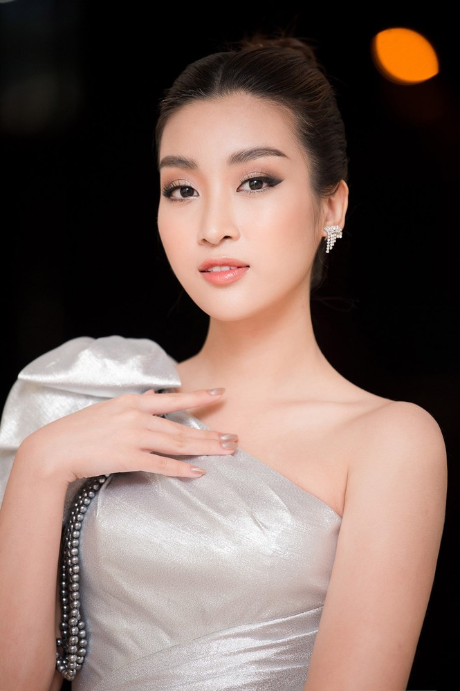 Hoa hậu Mỹ Linh đẹp tựa 'nữ thần' với váy lệch vai khi làm giám khảo - ảnh 5