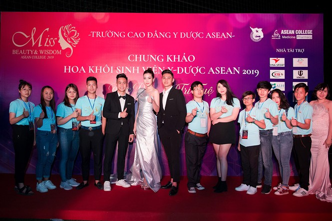 Hoa hậu Mỹ Linh đẹp tựa 'nữ thần' với váy lệch vai khi làm giám khảo - ảnh 6