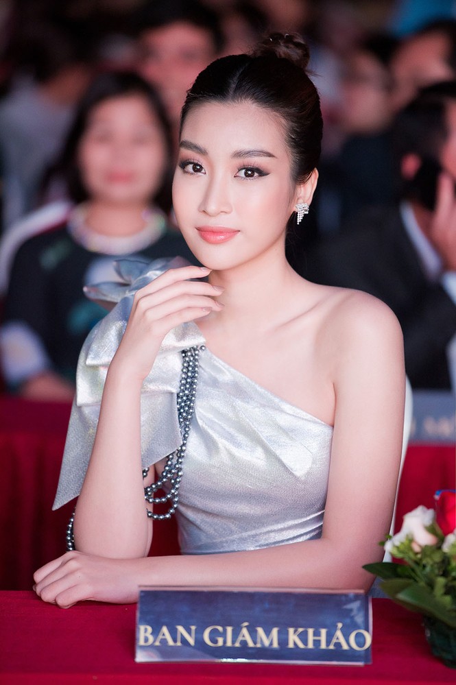 Hoa hậu Mỹ Linh đẹp tựa 'nữ thần' với váy lệch vai khi làm giám khảo - ảnh 7