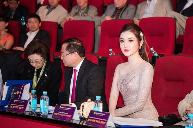Á hậu Huyền My ngồi siêu xe mới tậu đi làm giám khảo - ảnh 7