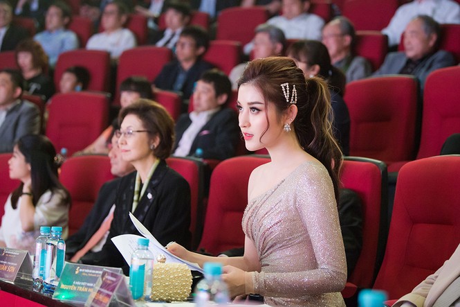 Á hậu Huyền My ngồi siêu xe mới tậu đi làm giám khảo - ảnh 8