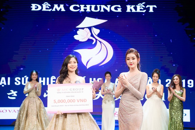 Á hậu Huyền My ngồi siêu xe mới tậu đi làm giám khảo - ảnh 11