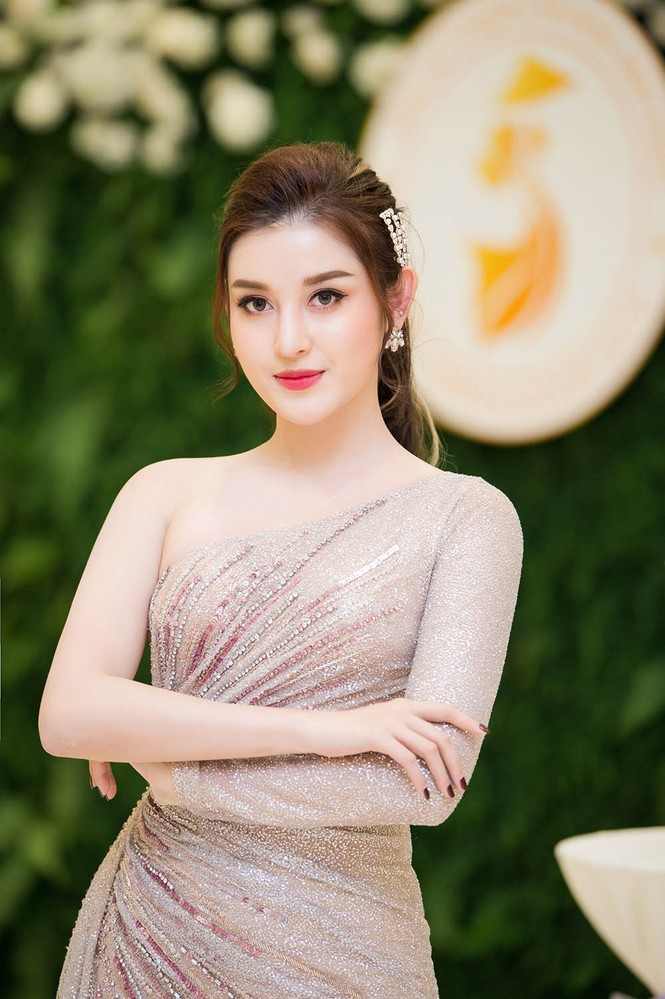 Á hậu Huyền My ngồi siêu xe mới tậu đi làm giám khảo - ảnh 5