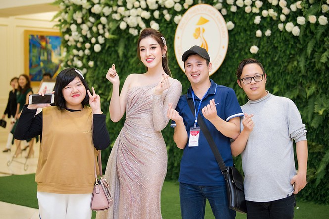 Á hậu Huyền My ngồi siêu xe mới tậu đi làm giám khảo - ảnh 12