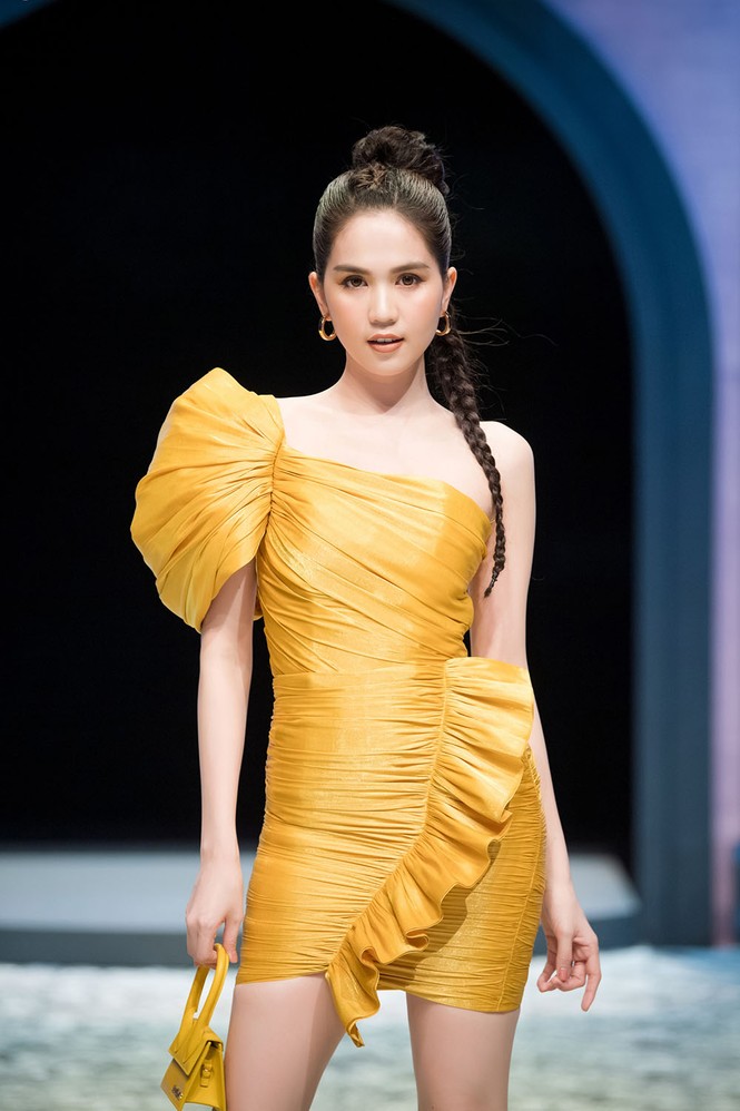 Ngọc Trinh khoe vai trần nuột nà, kiêu sa khi làm vedette sàn diễn thủ đô - ảnh 1