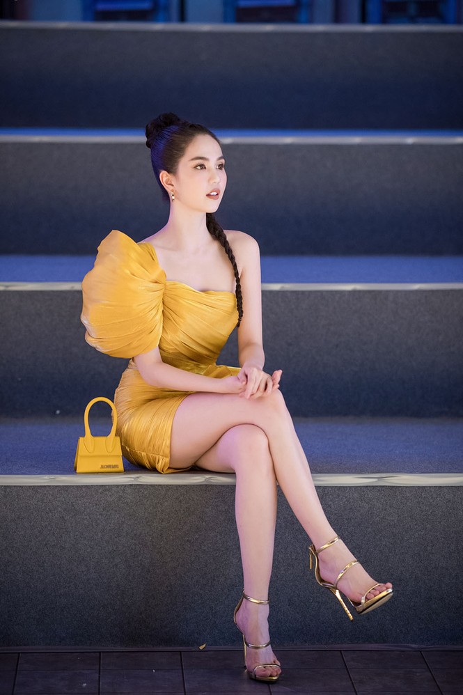Ngọc Trinh khoe vai trần nuột nà, kiêu sa khi làm vedette sàn diễn thủ đô - ảnh 2