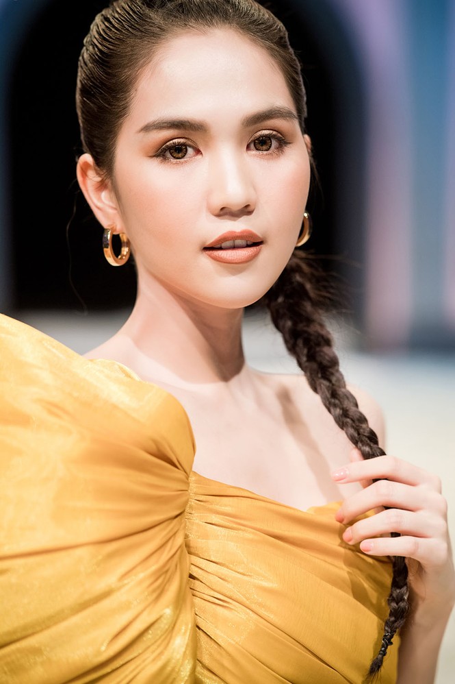 Ngọc Trinh khoe vai trần nuột nà, kiêu sa khi làm vedette sàn diễn thủ đô - ảnh 3