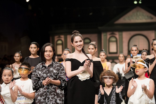 Ngọc Trinh khoe vai trần nuột nà, kiêu sa khi làm vedette sàn diễn thủ đô - ảnh 10