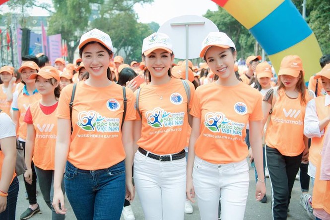 Á hậu Tú Anh tái xuất xinh đẹp làm MC sau 4 tháng sinh con đầu lòng - ảnh 6