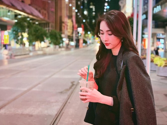 Á hậu Tú Anh tái xuất xinh đẹp làm MC sau 4 tháng sinh con đầu lòng - ảnh 11