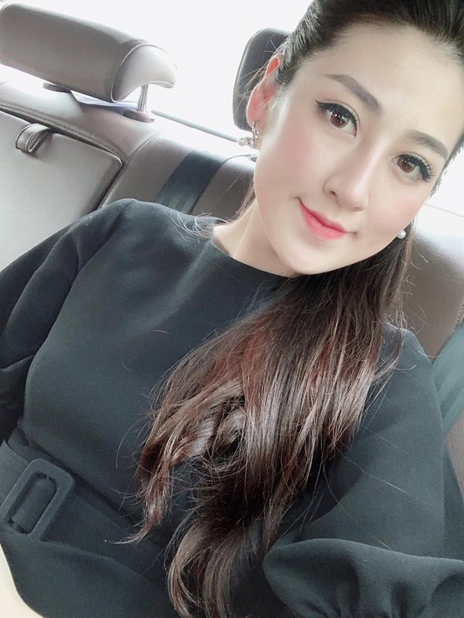 Á hậu Tú Anh tái xuất xinh đẹp làm MC sau 4 tháng sinh con đầu lòng - ảnh 1