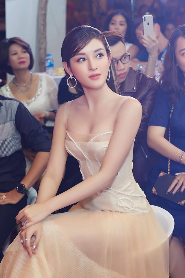 Hoa hậu Tiểu Vy , á hậu Huyền My mặc váy gợi cảm, quyến rũ nhất tuần - ảnh 11