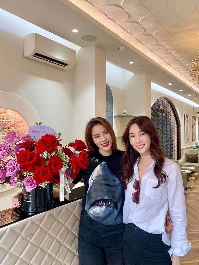 Hoa hậu Tiểu Vy , á hậu Huyền My mặc váy gợi cảm, quyến rũ nhất tuần - ảnh 17