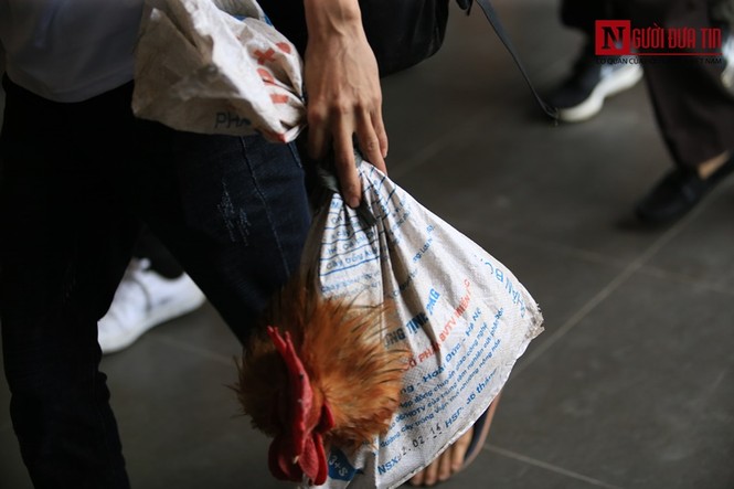 Người dân lỉnh kỉnh đồ đạc trở lại Thủ đô sau kỳ nghỉ lễ - ảnh 10
