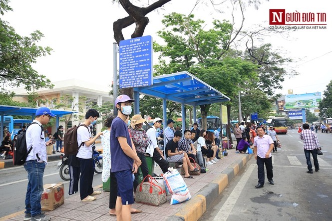 Người dân lỉnh kỉnh đồ đạc trở lại Thủ đô sau kỳ nghỉ lễ - ảnh 13