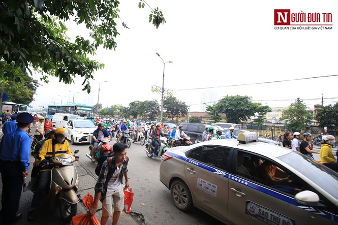 Người dân lỉnh kỉnh đồ đạc trở lại Thủ đô sau kỳ nghỉ lễ - ảnh 14