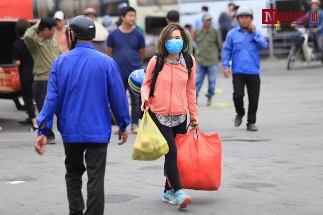 Người dân lỉnh kỉnh đồ đạc trở lại Thủ đô sau kỳ nghỉ lễ - ảnh 2