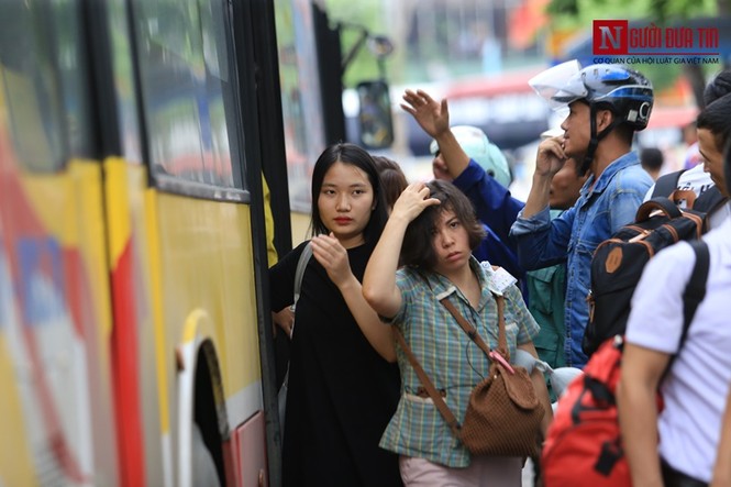 Người dân lỉnh kỉnh đồ đạc trở lại Thủ đô sau kỳ nghỉ lễ - ảnh 3