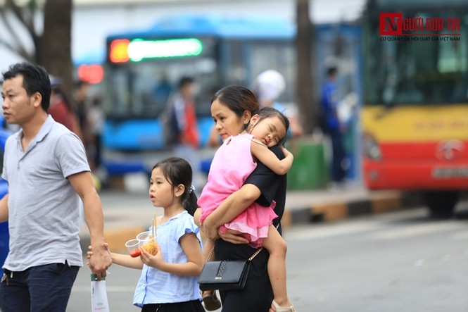 Người dân lỉnh kỉnh đồ đạc trở lại Thủ đô sau kỳ nghỉ lễ - ảnh 4