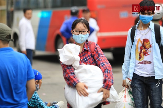 Người dân lỉnh kỉnh đồ đạc trở lại Thủ đô sau kỳ nghỉ lễ - ảnh 5