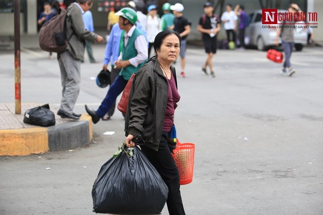 Người dân lỉnh kỉnh đồ đạc trở lại Thủ đô sau kỳ nghỉ lễ - ảnh 6