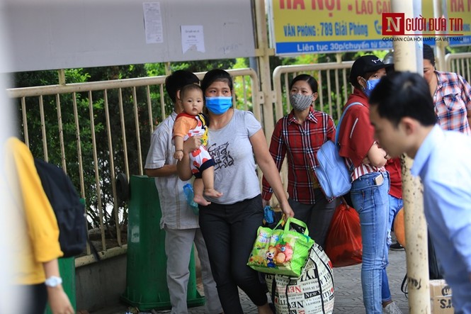 Người dân lỉnh kỉnh đồ đạc trở lại Thủ đô sau kỳ nghỉ lễ - ảnh 7