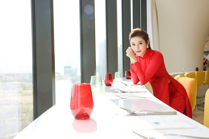 Á hậu Huyền My diện áo dài đỏ nổi bật khi dự sự kiện ở Hàn Quốc - ảnh 1