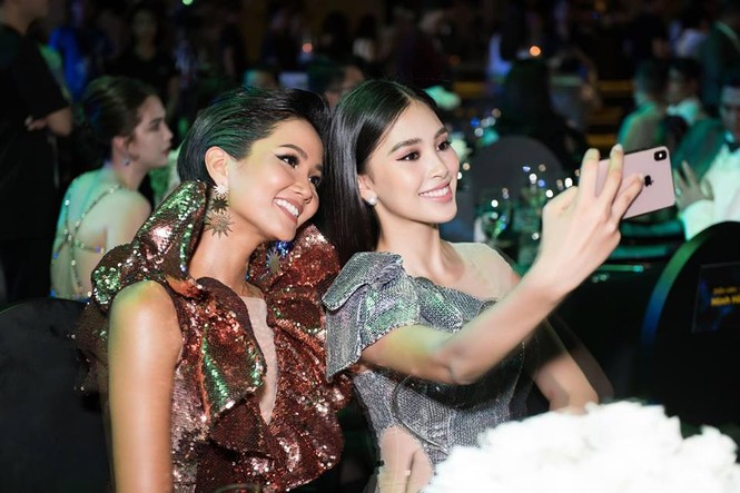 H'Hen Niê lộng lẫy đọ sắc Hoa hậu Tiểu Vy gợi cảm khiến fans 'phát sốt' - ảnh 7