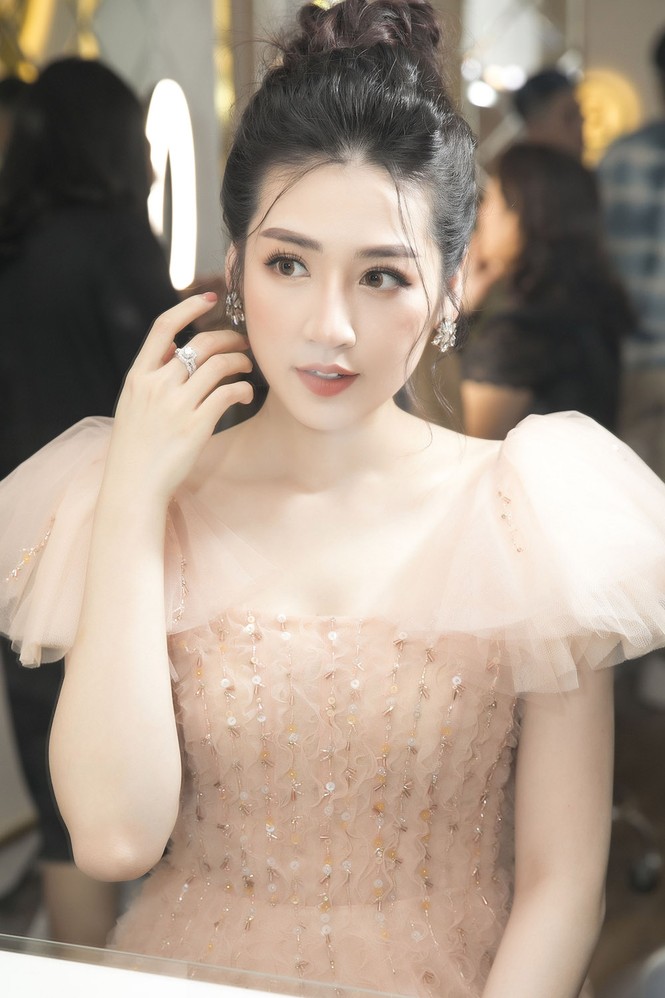 Á hậu Tú Anh hạnh phúc vì được chồng ủng hộ quay trở lại showbiz - ảnh 2