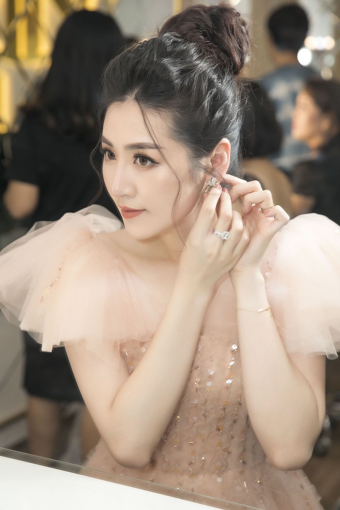 Á hậu Tú Anh hạnh phúc vì được chồng ủng hộ quay trở lại showbiz - ảnh 3