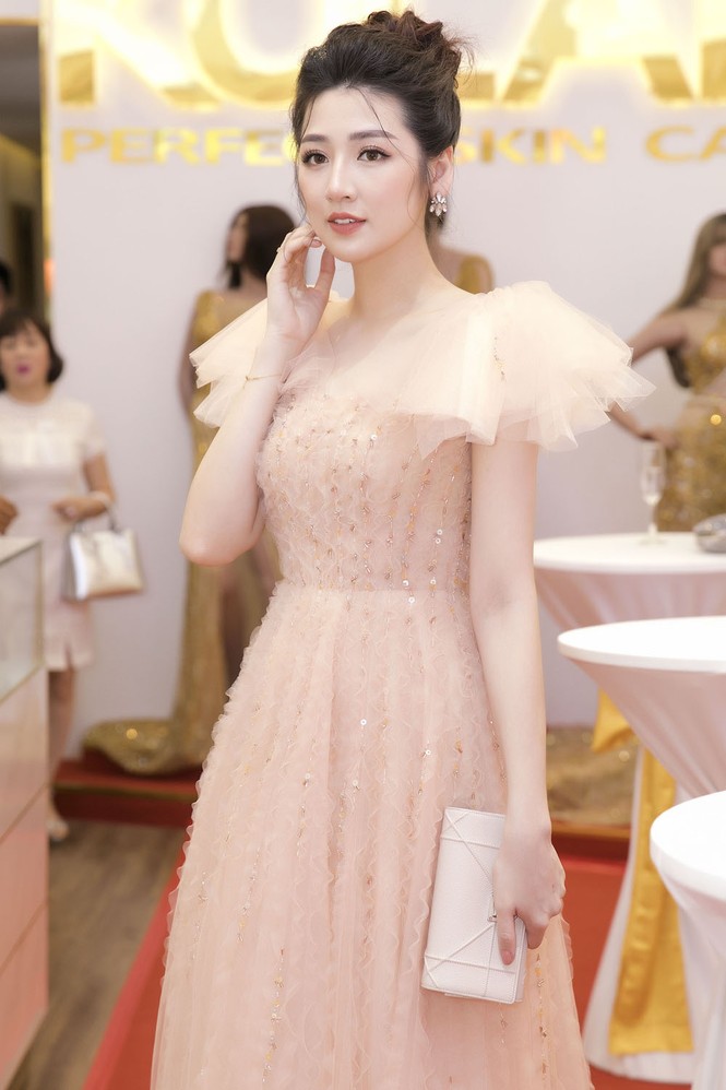 Á hậu Tú Anh hạnh phúc vì được chồng ủng hộ quay trở lại showbiz - ảnh 1