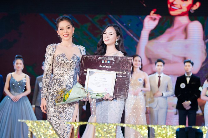 Á hậu Phương Nga diện váy cắt xẻ gợi cảm về trường cũ làm giám khảo - ảnh 10