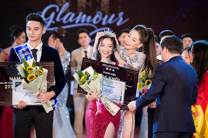 Á hậu Phương Nga diện váy cắt xẻ gợi cảm về trường cũ làm giám khảo - ảnh 11