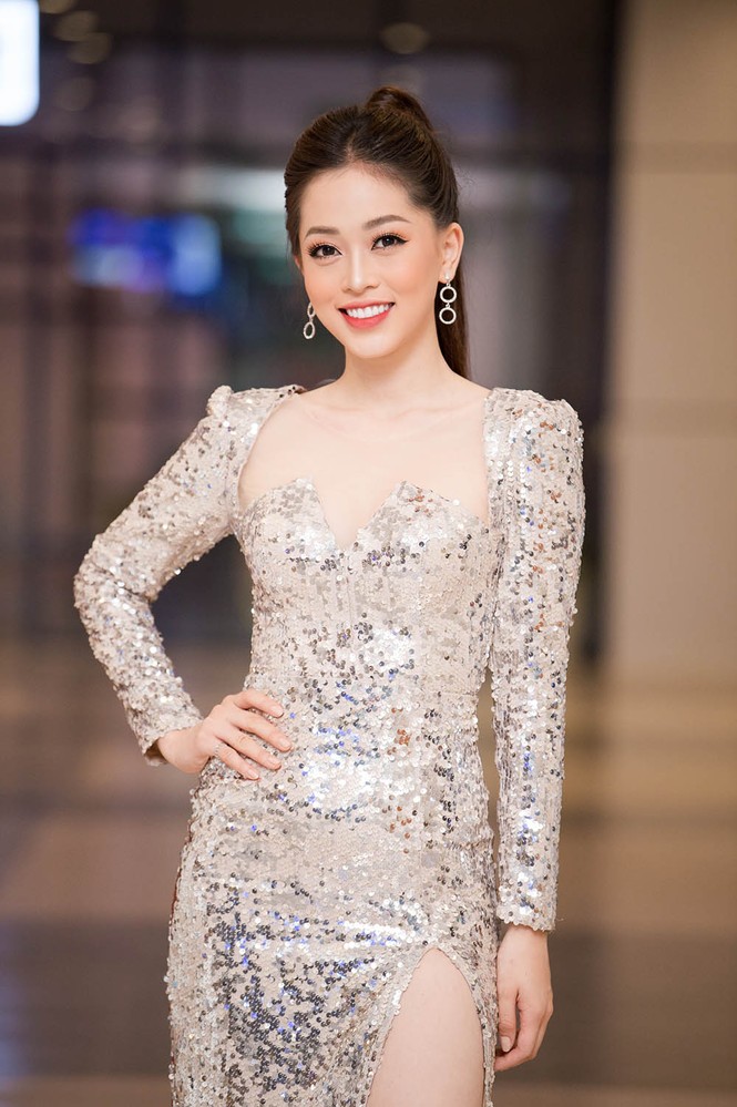Á hậu Phương Nga diện váy cắt xẻ gợi cảm về trường cũ làm giám khảo - ảnh 1
