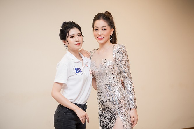 Á hậu Phương Nga diện váy cắt xẻ gợi cảm về trường cũ làm giám khảo - ảnh 3
