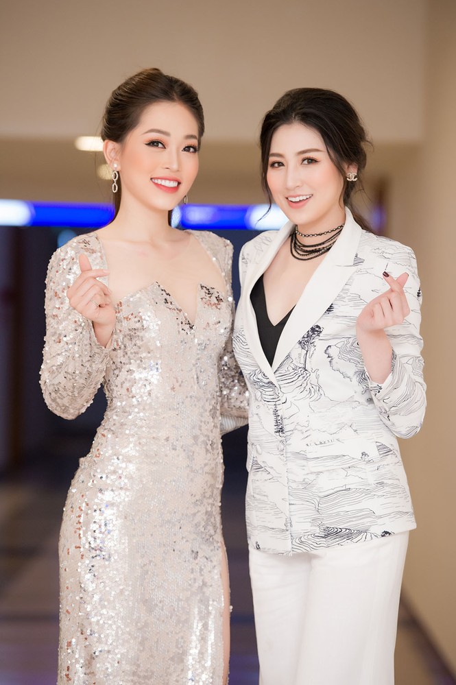 Á hậu Phương Nga diện váy cắt xẻ gợi cảm về trường cũ làm giám khảo - ảnh 7