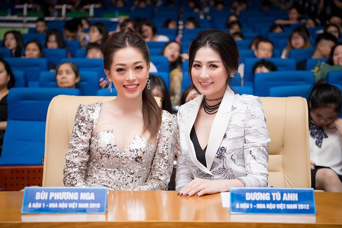 Á hậu Phương Nga diện váy cắt xẻ gợi cảm về trường cũ làm giám khảo - ảnh 8