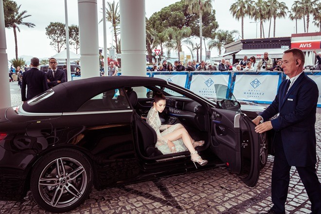 Mặc váy thấu nội y tới Cannes, Jolie Nguyễn khoe dáng nóng 'bỏng mắt' - ảnh 1