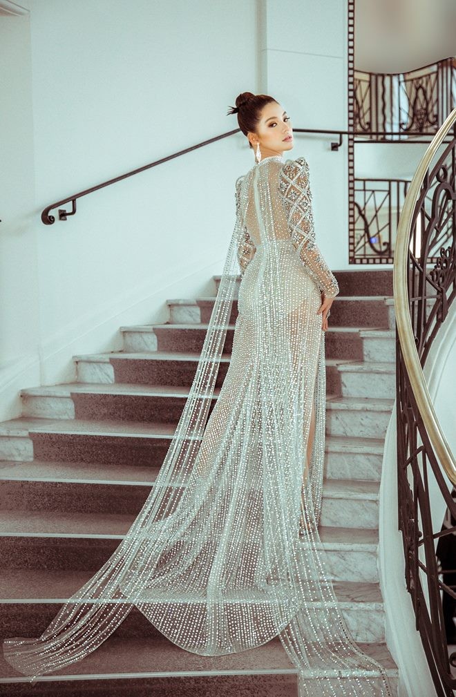 Mặc váy thấu nội y tới Cannes, Jolie Nguyễn khoe dáng nóng 'bỏng mắt' - ảnh 4